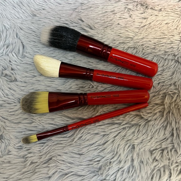 MAC Adoring Carmine Collection: 4 Face Brush Set - Picture 2 of 9